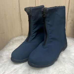 Propet all weather zip up navy boot Fleece lining to keep you cozy 7 wide